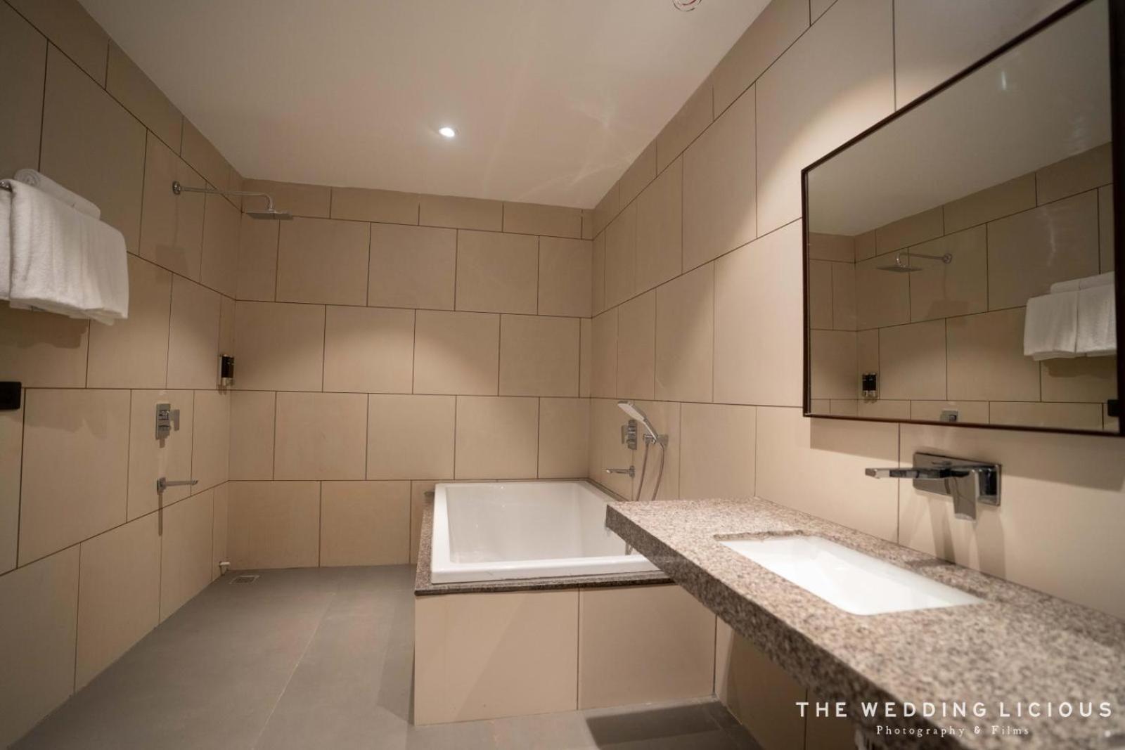 Hotel Omaya Garden Raipur  ภายนอก รูปภาพ